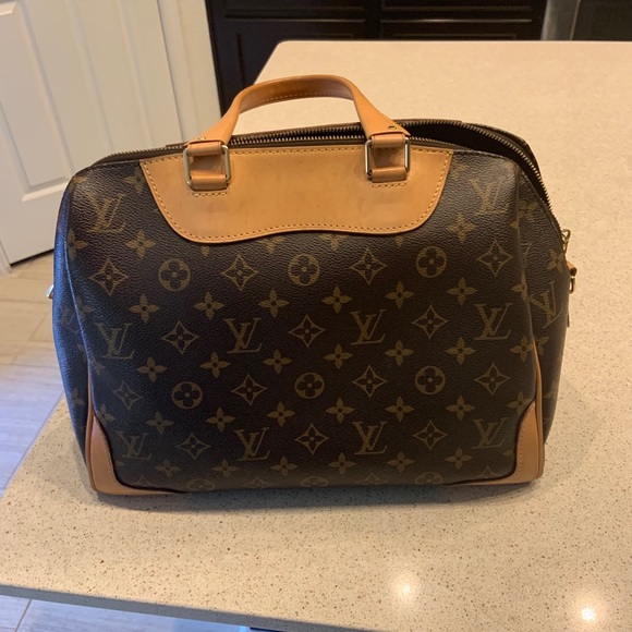 Louis Vuitton purse. - Picture 1 of 8